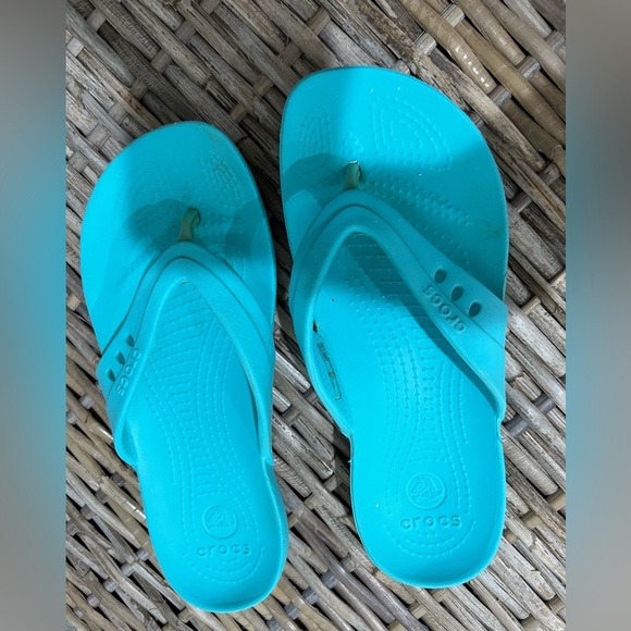 Crocs Classic Turquoise Aqua Flip Flops, women’s size 6, EUC, waterproof, beach - Picture 2 of 5